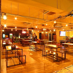 千葉駅 千葉中央駅近！OLDアメリカンをイメージしたデザイナーズ空間は最大200名様迄ご利用可能！大型モニター等無料設備も充実！ワンフロアでゲストと一体感あるPARTYをお楽しみ頂けます。経験豊富な専属スタッフがおりますので、幹事が初めての方でも安心♪