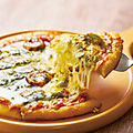 料理メニュー写真&nbsp;チーズたっぷりマルゲリータピザ