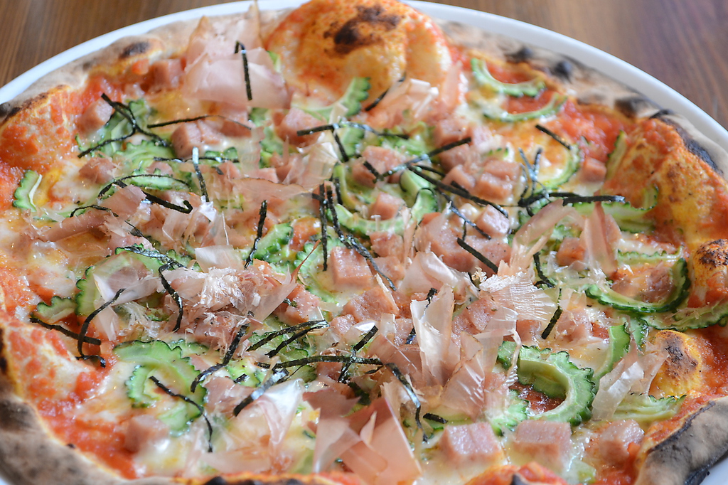 ゴーヤとスパムの燃える沖縄ピッツァ