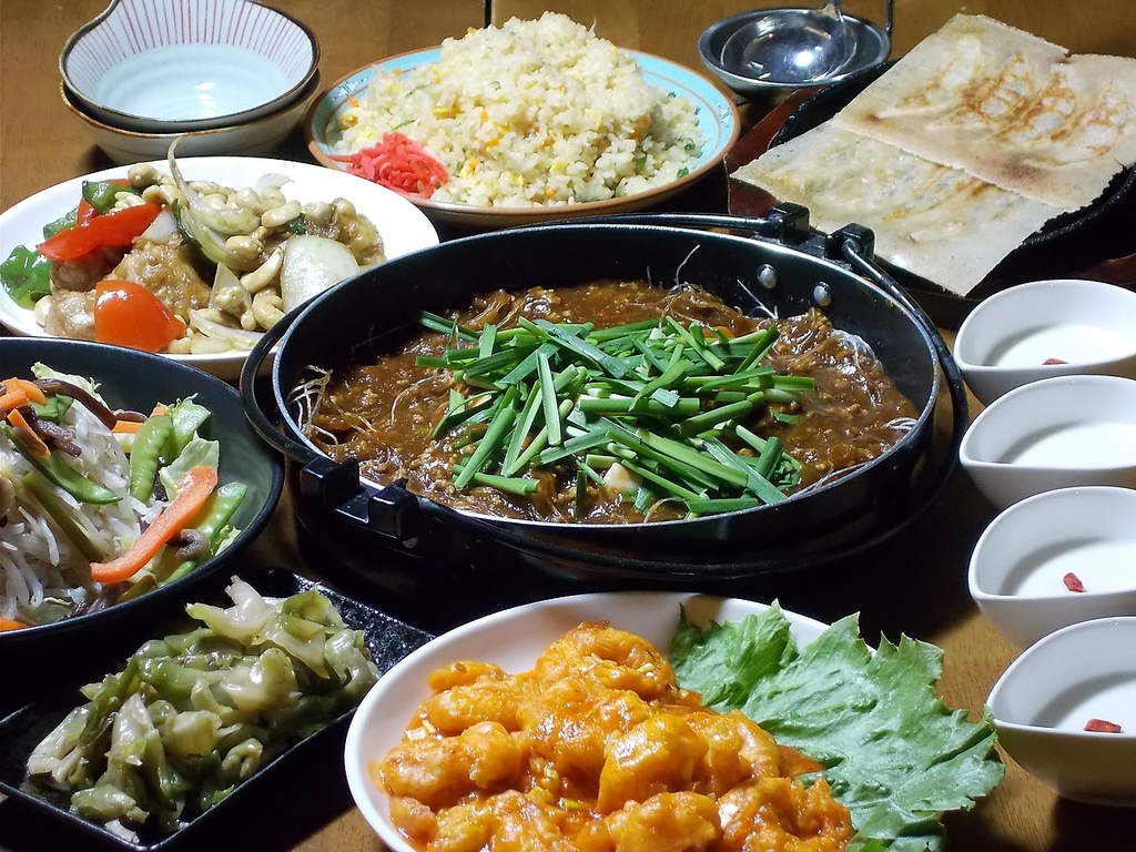 写真は飲み放題つき4000円のエビチリコースの1例