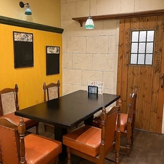 完全個室は、南欧風のインテリアや奥に飾られた絵画なども相まって、ゴージャスな雰囲気のお部屋となっております。ぜひ、こちらの個室で贅沢なひとときをお過ごしください♪