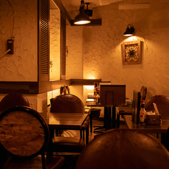 店内のおしゃれな内装は雰囲気バツグン♪デートや女子会に最適★少人数から大人数まで様々なシーンでご利用くださいね！ソファー席も完備しているのでゆったりとお過ごし頂けます。貸切ご予約も承っておりますので歓送迎会、忘年会各種宴会、パーティーに最適です！！