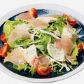 料理メニュー写真 生ハムとバジル豆腐のサラダ