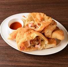 パンツェロッティ（揚げピザ）