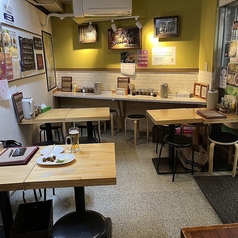 4名テーブルが4卓あり、ゆっくりとお食事を楽しむことができます！タイ風屋台料理の味を堪能しながら、心温まる会話を交わしてください★ご家族連れにも最適です！