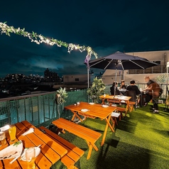 会社の仲間と、友達と、恋人と。誰と訪れても楽しめる屋上ビアガーデンは、街の喧騒を忘れさせてくれる特別な空間です。飲み放題付きプランも充実しており、コスパも抜群。夜風を感じながら気持ちよく過ごす時間は、明日への活力になること間違いなし！期間限定のビアガーデンで、今年の夏の思い出を作ってみては？