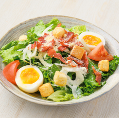 カリカリベーコンと玉子のシーザーサラダ