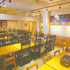 【テーブル席】奥の個室は、半分に仕切れるので16名様までの個室としてもご利用OK！総席数72席・貸切最大72名様まで・個室最大40名様まで！お客様の人数に合わせ、ご案内いたします！お席の詳細は、お気軽にお問い合わせください♪※写真は一例です