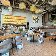 全72席のテーブル席を備えた広々とした店内。ゆとりある配置で、女子会や家族での食事などさまざまなシーンで快適に過ごせます。