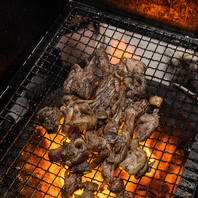 【イチオシ】炭火で焼き上げるせせりとももの炭焼き◎