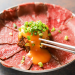 SNS映え！にくみつ特製の「ユッケ風花びらローストビーフ」