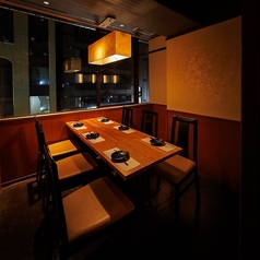 和の趣きを感じる大人な雰囲気の個室席は、2名様からご利用可能！飲み会や宴会だけでなく、誕生日・記念日のお祝い事、接待などの大切な方のおもてなしにも最適な個室席です！