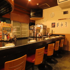おひとり様も大歓迎のカウンター席です!仕事帰りのサク飲みにもぴったりで、気軽に立ち寄れる雰囲気が魅力♪目の前で繰り広げられる料理の数々を楽しむのも◎一人の時間を大切にしつつ、素敵な夜をお過ごしいただけます。ぜひお気軽にお立ち寄りください!