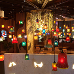 カラフルな琉球ガラス製のランプシェードが、部屋にムードを演出する光を放ちます☆ご注目ください♪