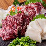 仕入れにこだわった店主自慢の厳選馬刺しや刺し盛りもコースでお楽しみいただけます！