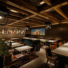 落ち着いた雰囲気の中で、ゆったりとお食事をお楽しみいただけるテーブル席をご用意しております。記念日や大切な方とのお食事に最適で、プライベートな空間で心ゆくまで美食をご堪能いただけます。