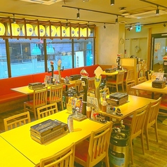 【テーブル席】活気のあるオープンキッチンと木の温もり溢れるお洒落空間！【4名様×10席】総席数72席・貸切最大72名様まで・個室最大40名様まで！お客様の人数に合わせ、ご案内いたします！お席の詳細は、お気軽にお問い合わせください♪※写真は一例です