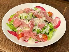 食感も楽しめる新鮮野菜と生ハムのシーザーサラダ