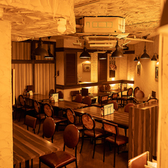 店内のおしゃれな内装は雰囲気バツグン♪デートや女子会に最適★少人数から大人数まで様々なシーンでご利用くださいね！ソファー席も完備しているのでゆったりとお過ごし頂けます。貸切ご予約も承っておりますので歓送迎会、忘年会各種宴会、パーティーに最適です！！