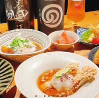 様々な地域の食材・郷土料理が並びます