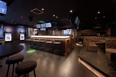 20名様のほどよい規模から、60名様の大型パーティーまで、人数に合わせたレイアウト変更が可能です。ソファ席でゆったり語らうもよし、立食スタイルで賑やかに交流するもよし。自分たちのスタイルに合わせて、自由自在に空間をプロデュースできます。