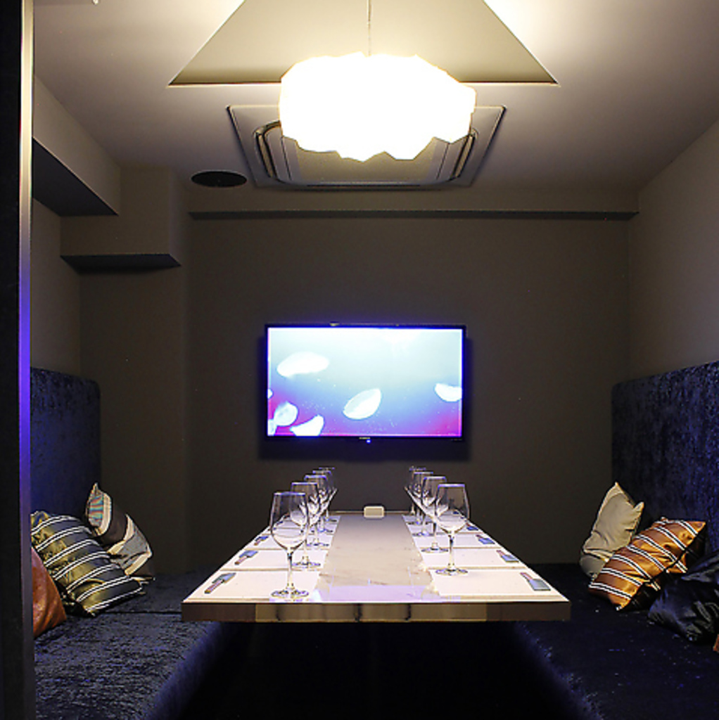 1組様限定でVIP個室も用意しております。モニターでサプライズも出来る特別な空間となっております。