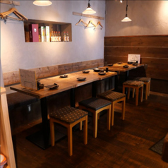 3人掛けのテーブル席は3つございます。奥はソファー席となっておりますので、座り心地バツグン♪恋人とのデートや友人同士の飲み会などにおすすめで、ゆったり食事出来ます。