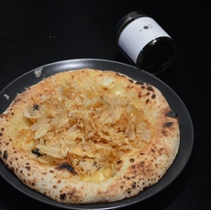 岡山県初！黒ニンニクとかつお節の踊るピッツァ