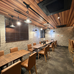 野毛には珍しい16名収容の店内