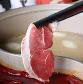 当店の豚肉は、厳選された質の良いものだけを仕入れています。豊かな旨味と、口の中でとろけるようなジューシーな脂が特徴です。様々な調理法で、豚肉本来の美味しさを最大限に引き出し、お料理を一層美味しく彩ります。奥深い豚肉の魅力をぜひ当店でご堪能ください。