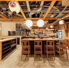 【カウンター席】洗練された和モダンの空間で、ゆったりと過ごせるカウンター席。