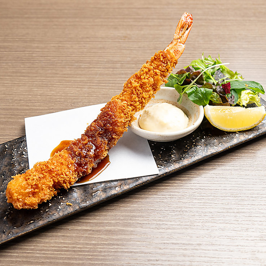 ブランド鶏を使用した【焼き鳥】をはじめ、【エビフライ】や【味噌串カツ】等、人気の名古屋めし！