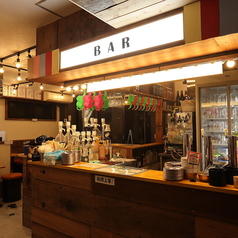 お店の中央にバーカウンターがあり、こちらでお酒をご注文いただくことができます！特におすすめは『名物　ぱおサワー』となっています。こちらの商品はグラスではなく、像のジョウロにサワーを注いでご提供致します！ジョウロで乾杯するシーンは思わず笑みがこぼれてしまうこと間違いなし！