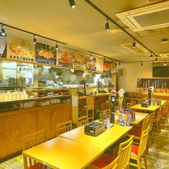 【テーブル席】窓一面が壁になったソファー席♪特別な夜の時間を演出します♪【4名様用×3席】総席数72席・貸切最大72名様まで・個室最大40名様まで！お客様の人数に合わせ、ご案内いたします！お席の詳細は、お気軽にお問い合わせください♪※写真は一例です