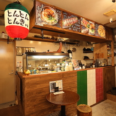 和テイストを取り入れたカジュアルイタリアンとなっています。食べ応え抜群の自家製ざぶとんのローストビーフや、4種のチーズを使ったフォルマッジピザなどを取り揃えております。ぜひ、自分だけのペアリングを見つけてください☆