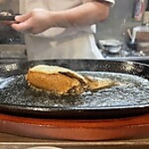 最大20名様までの貸切利用が可能です。忘年会や歓迎会、少人数の同窓会など、プライベートな空間を確保したい宴会に最適です。他のお客様を気にすることなく、上質な料理とサービスを独占できる贅沢なひとときを演出いたします。