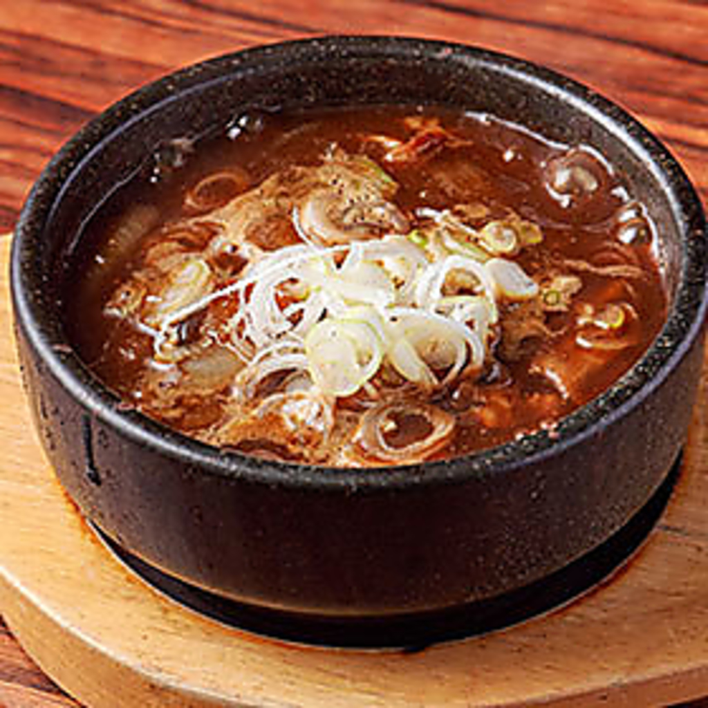 「牛すじホルモン煮込み」は希少部位を使用し、白・赤・黒の3種の味わいから選べる自慢の逸品です★
