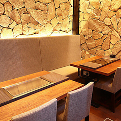 【グループ宴会】横並びのテーブルを使って8名様までのご利用も可能です。最高級のお肉・新鮮な海鮮・旬のお野菜の旨味を引き出した鉄板焼きは絶品。コースもご用意しております。