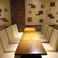 アンティークなレンガに白を基調にした間接照明の明かりがとても居心地よい空間となっております。貸切のご相談も◎