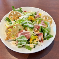 生ハムと彩り野菜のシーザーサラダ