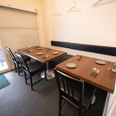 ４名掛けのテーブル席は記念日・誕生日の利用にもぴったりです。ぜひ、当店のテーブル席をご利用ください。