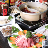 当店の自慢は、多彩な料理の数々と豊富な品揃えです。新鮮な肉や魚介、旬の野菜など、厳選された食材が彩り豊かにテーブルを飾ります。様々な調理法で引き出される奥深い味わいは、きっと皆様を魅了するはず。選ぶ楽しさも加わり、何度訪れても新しい発見と満足をお届けします。