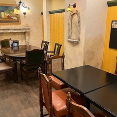 個別テーブル利用の場合は、パーテーションも使用可能となっております。また、個室は禁煙席となっておりますので、おたばこが苦手な方でも安心して食事していただけます。