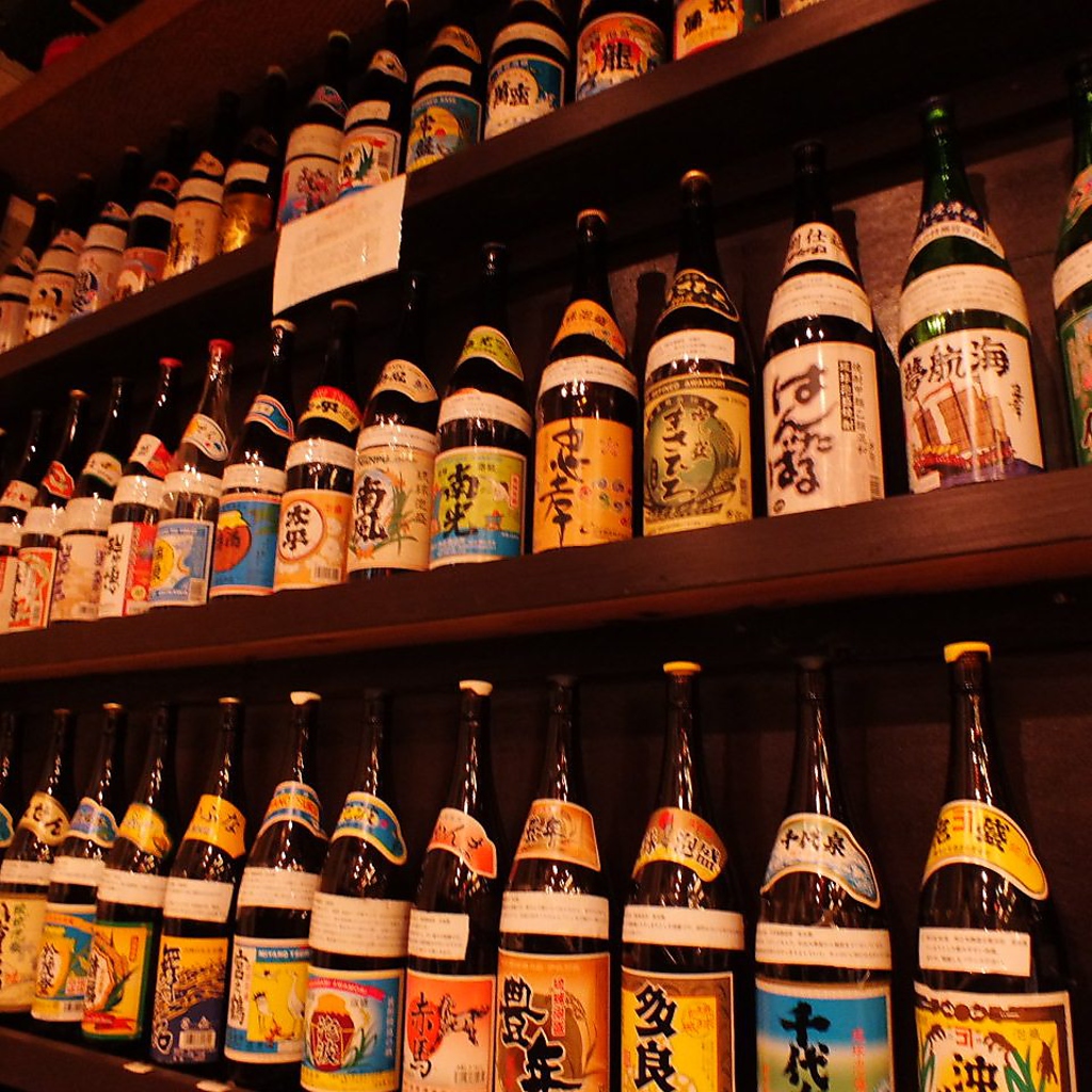 沖縄県内の全ての酒造所から泡盛を仕入れています。珍しい泡盛も数多く仕入れています。