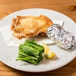 【骨付きもも肉スパイス揚げ】独自ブレンドのスパイスで味付け