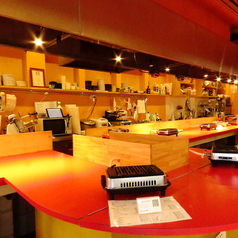 お一人様も大歓迎カウンター席は、お仕事帰りのサク飲みやデートにも◎もちろんおひとり様でもお気軽にご利用いただけます！メニューも豊富にご用意ございますので、お気軽にお立ち寄りください♪