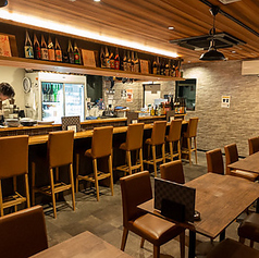 長板の8名入れるゆったり座れるカウンター