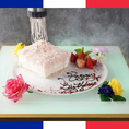 記憶に残るサプライズの演出はお任せ!!俺のフレンチ銀座は誕生日や記念日でのお祝い演出に自信あり!!パティシエが作った美味しいケーキをベースに、スモークを使った演出で幻想的に！さらに仕上げは絞り機を使って主役本人が自らプレートを完成させます♪美味しいのはもちろん、記念日に残す動画映えは一生の思い出に!!