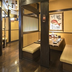 【靴を脱がなくてOK！】会社帰りのサク飲みや、デートや仕事帰りのカジュアルな飲み会などにおすすめ。お席は人数に合わせてご用意できます。ご相談ください！新鮮な海の幸を味わいながら、ゆったりとおくつろぎください。