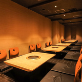 全席喫煙可能(加熱式たばこ限定)で、焼肉を楽しむ際にリラックスできる環境を提供しています。煙の少ない加熱式たばこをお楽しみいただけるため、煙が気になる方も安心。焼肉の香ばしい香りとともに、心地よい時間を過ごせます。また仲間や家族と共に美味しい肉を囲みながら、くつろぎのひとときを満喫できるのが魅力です。